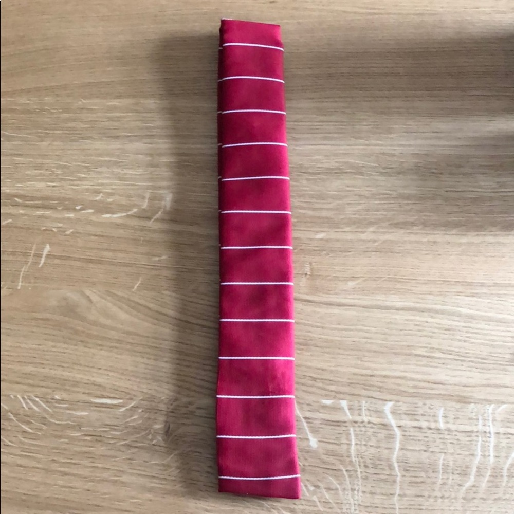 Angled flat bottom skinny tie
